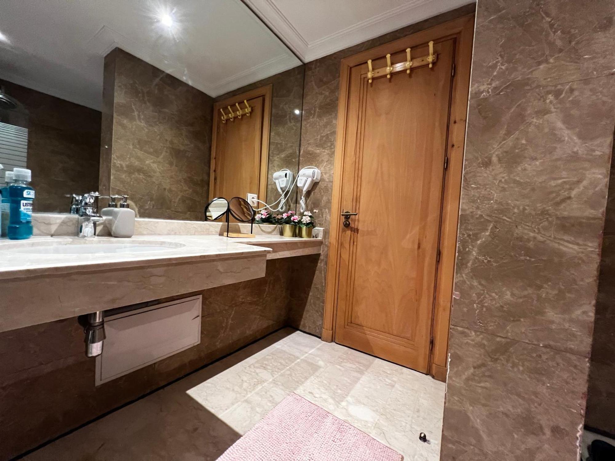 Beautiful, Great Equipped 122 M Holiday Apartment Near Majorelle Garden And Gueliz With Pool Views And A Large Balcony And Terrace 마라케시 외부 사진